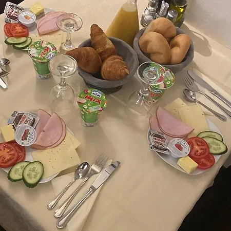 Bei Pepe Nero. * Sankt Poelten